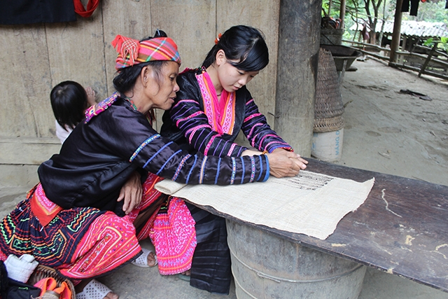 Tạo hoa văn trên trang phục của người Mông hoa